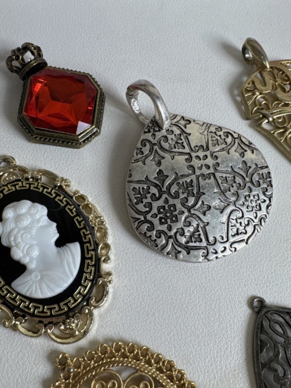 Lot Of Large Mixed Pendants - 10 Pieces - Picture 4 of 5